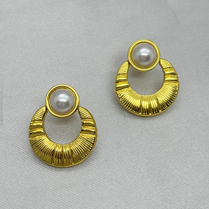 #ARL152 - Arete Circular Con Diseño Biselado Y Perla Oro Laminado De 18k - LB025/