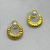 #ARL152 - Arete Circular Con Diseño Biselado Y Perla Oro Laminado De 18k - LB025/