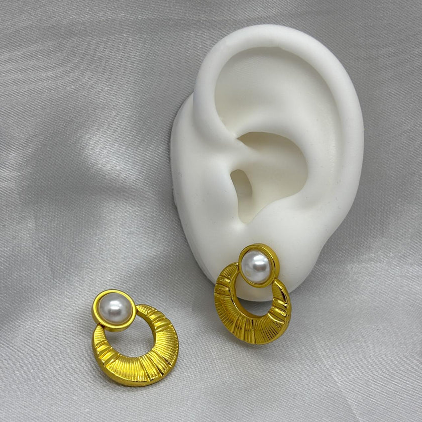 #ARL152 - Arete Circular Con Diseño Biselado Y Perla Oro Laminado De 18k - LB025/