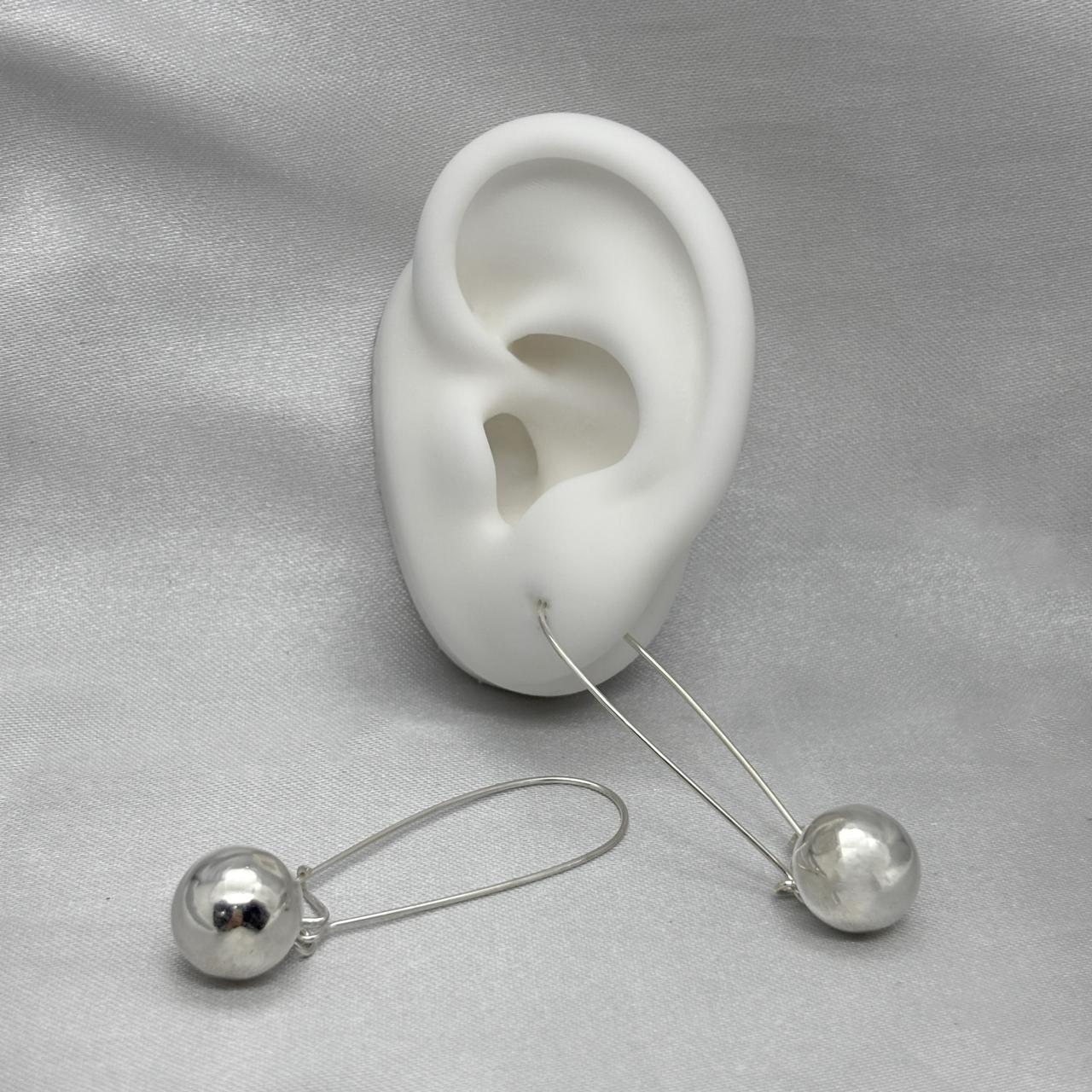 #AR236 - Arete Largo Con Esfera Colgante Plata - A10/4.6