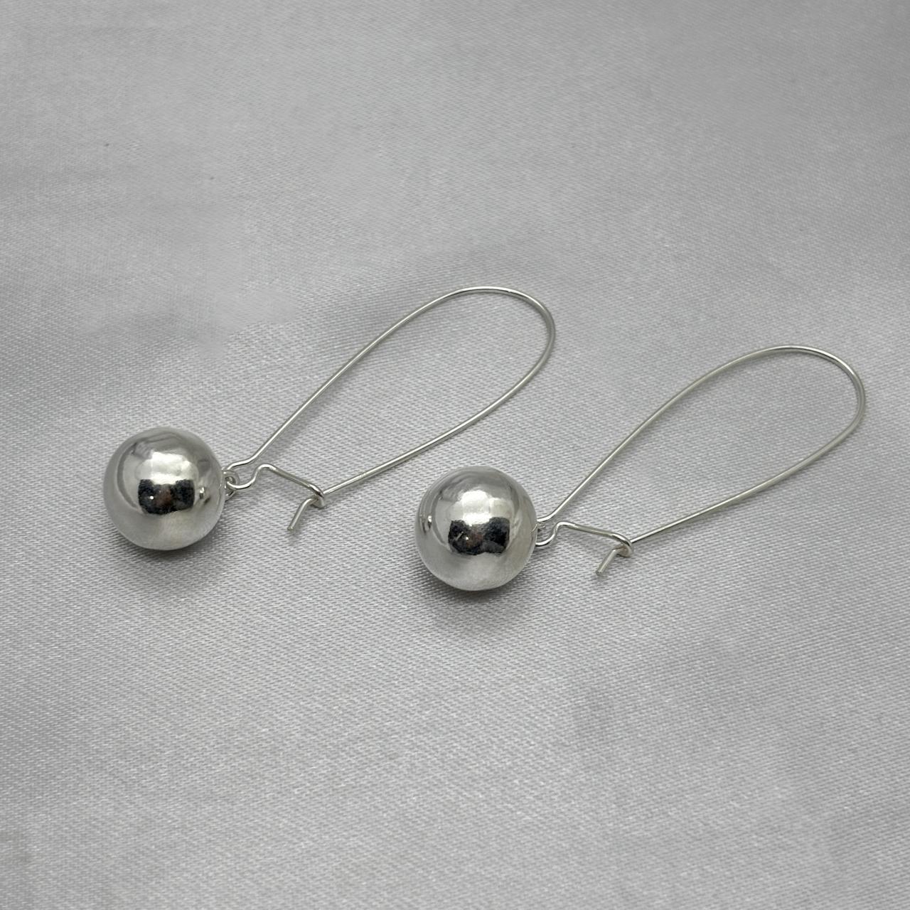 #AR236 - Arete Largo Con Esfera Colgante Plata - A10/4.6