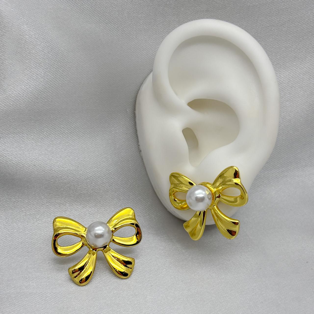 #ARL160 - Arete Moño Liso Perla Sintética Oro Laminado 18k - LB025/