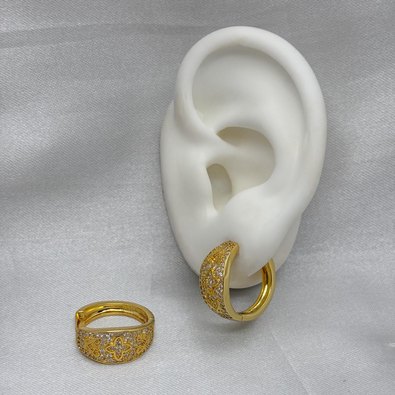 #HOL174 - Huggie Circular Flor/Ornamentos Piedra Zirconia Oro Laminado 18k - LB035/