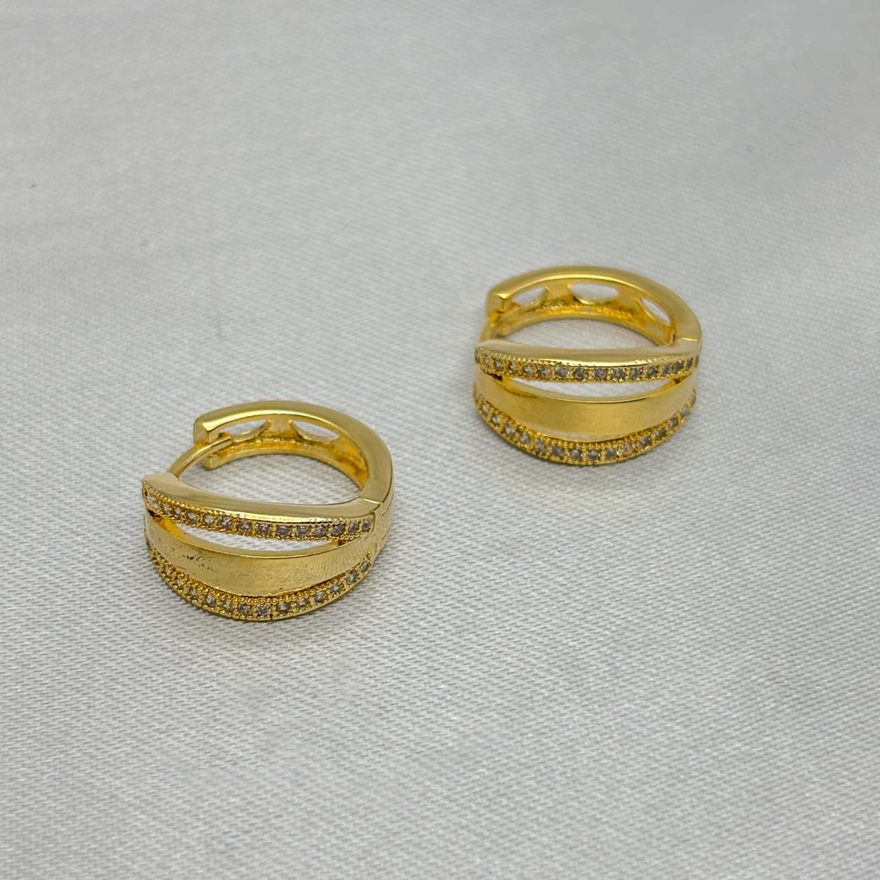 #HOL173 - Huggies Circular Con Piedra Zirconia Oro Laminado 18k - LB035/