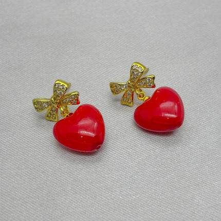 #ARL158 - Arete Corazón Rojo Con Moño Piedra Zirconia Oro Laminado 18k - LB030/