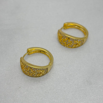 #HOL174 - Huggie Circular Flor/Ornamentos Piedra Zirconia Oro Laminado 18k - LB035/