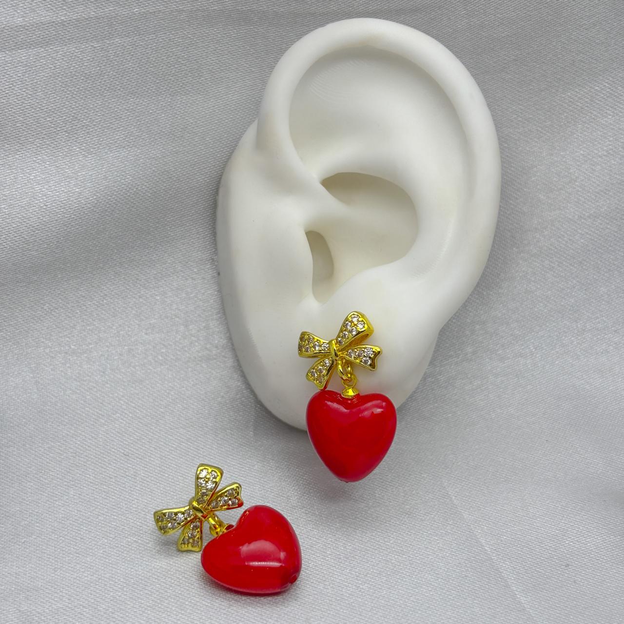 #ARL158 - Arete Corazón Rojo Con Moño Piedra Zirconia Oro Laminado 18k - LB030/