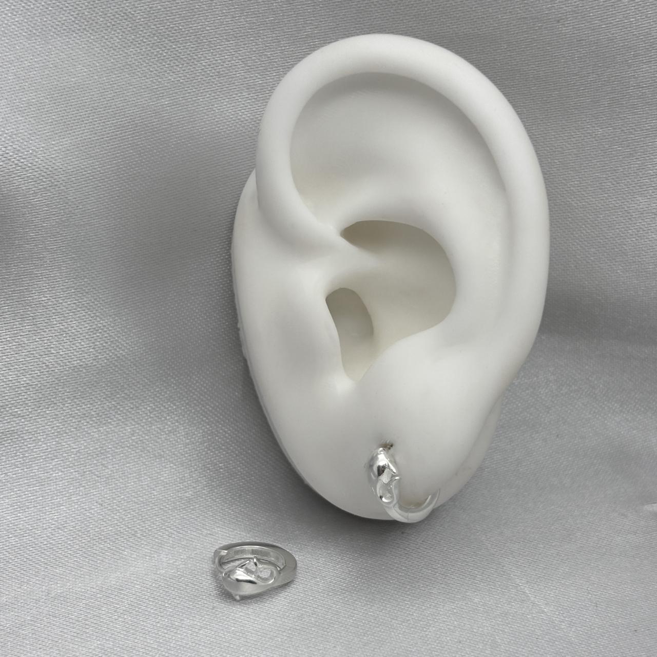 #H205 - Huggie De Abejorro Con Zirconia Plata - B17/1.7