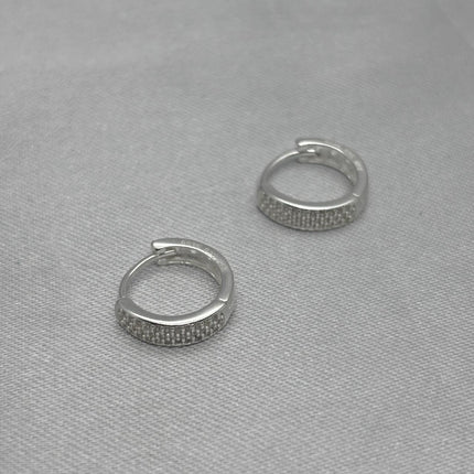 #H218 - Huggie Con Zirconia Plata - B17/2.1