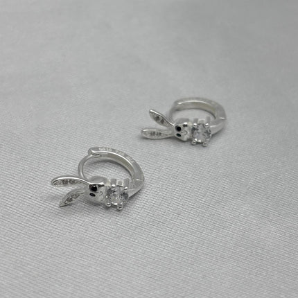#H209- Huggie De Conejo Con Zirconia Plata - B17/2.4