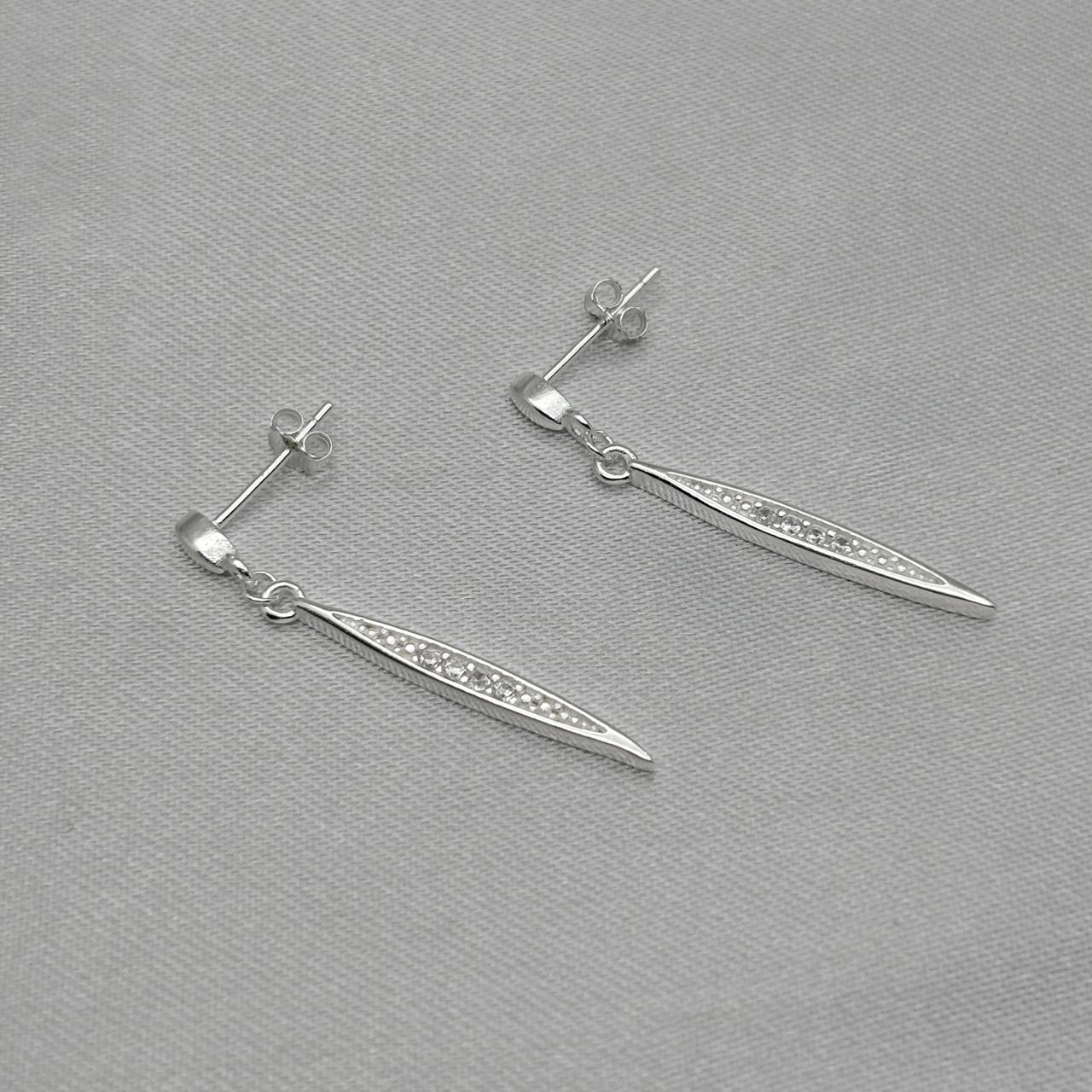 #AR237 - Arete Estileto Con Zirconia Plata - C10/2.6