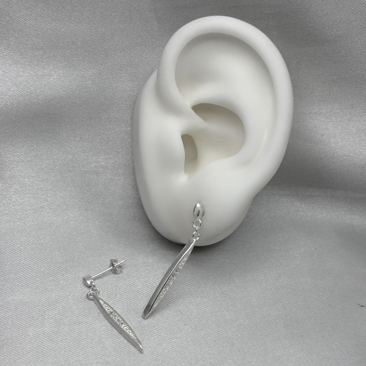 #AR237 - Arete Estileto Con Zirconia Plata - C10/2.6