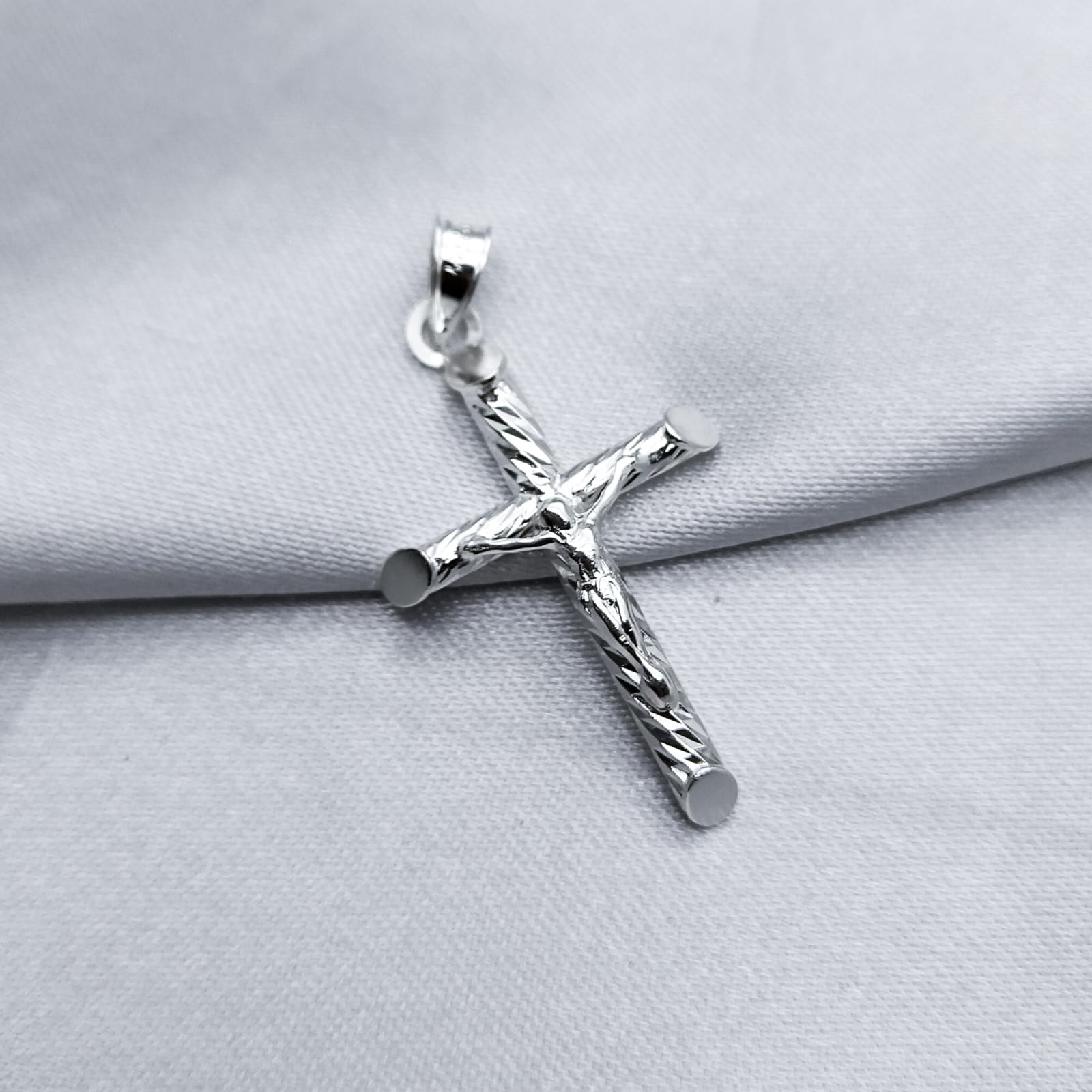 #D710 - Dije Crucifijo Con Relieve Plata - A17/3.0