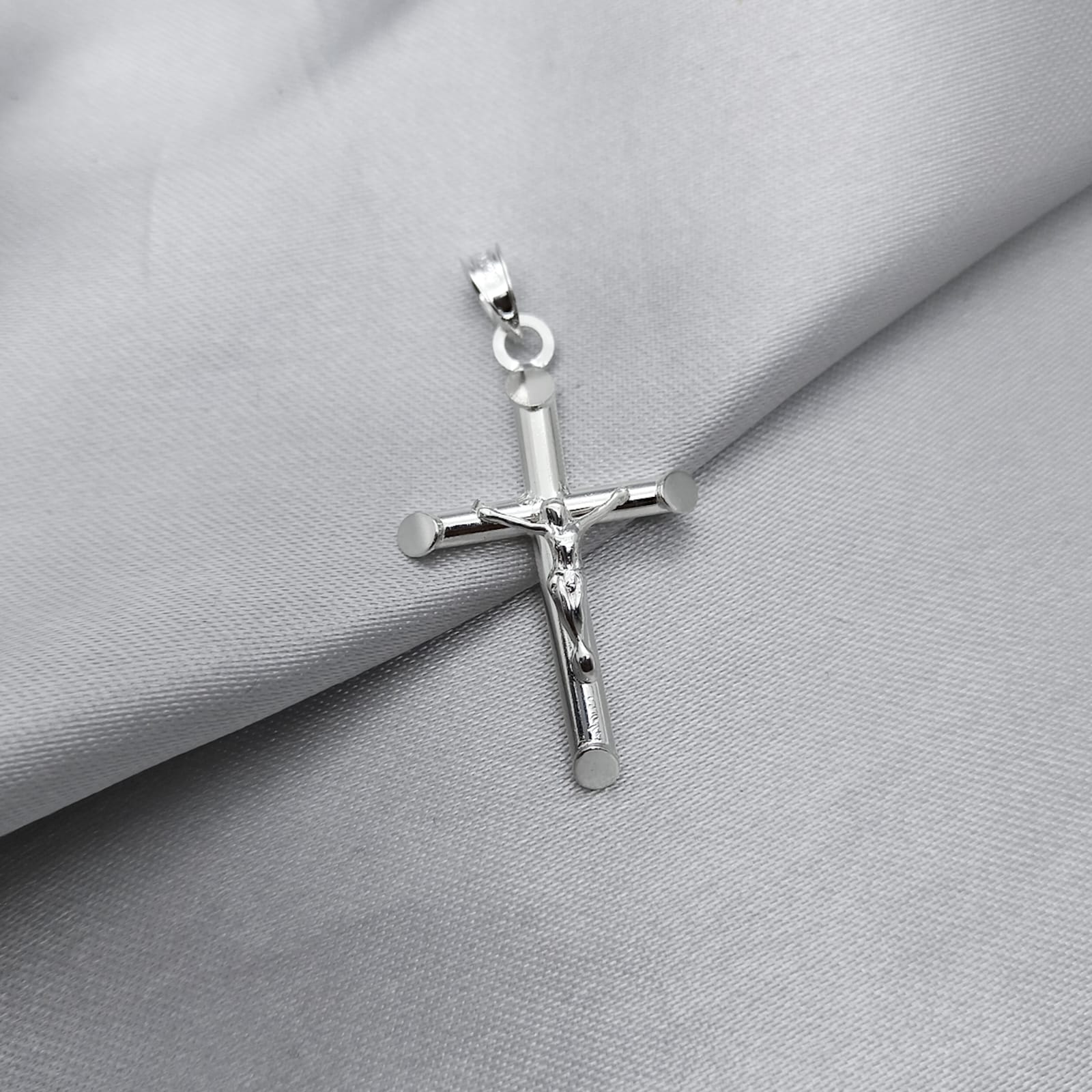 #D700 - Dije Crucifijo Cilíndrico Liso Plata - A13/3.0