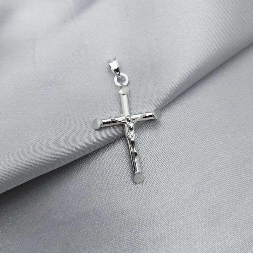 #D700 - Dije Crucifijo Cilíndrico Liso Plata - A13/3.0