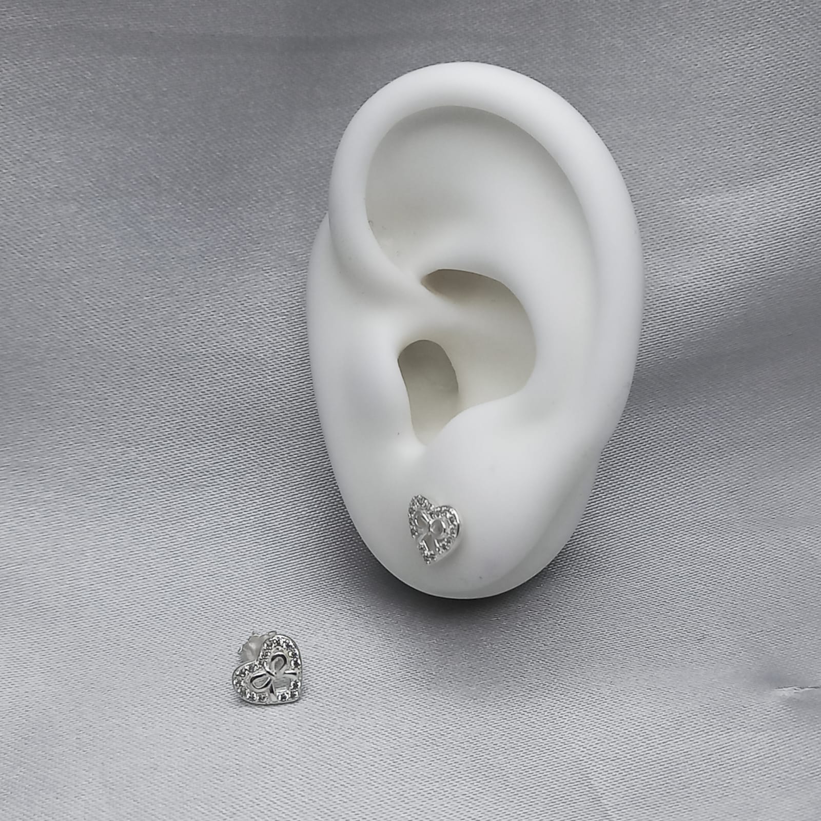 #BR331 - Broquel Corazón Con Moño Con Zirconia Plata - B17/1.2