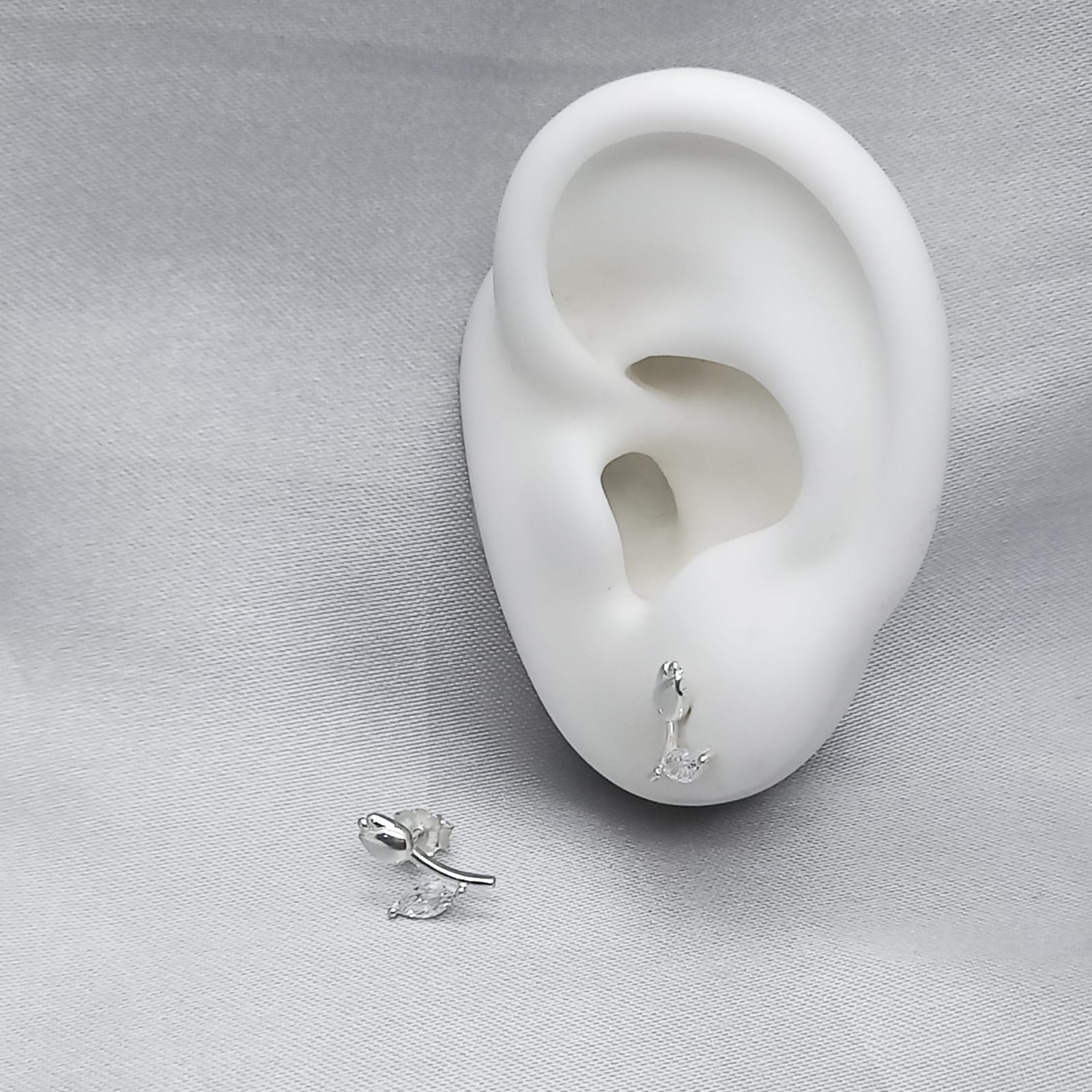 #BR330 - Broquel Tulipán Con Zirconia Plata - B17/1.3