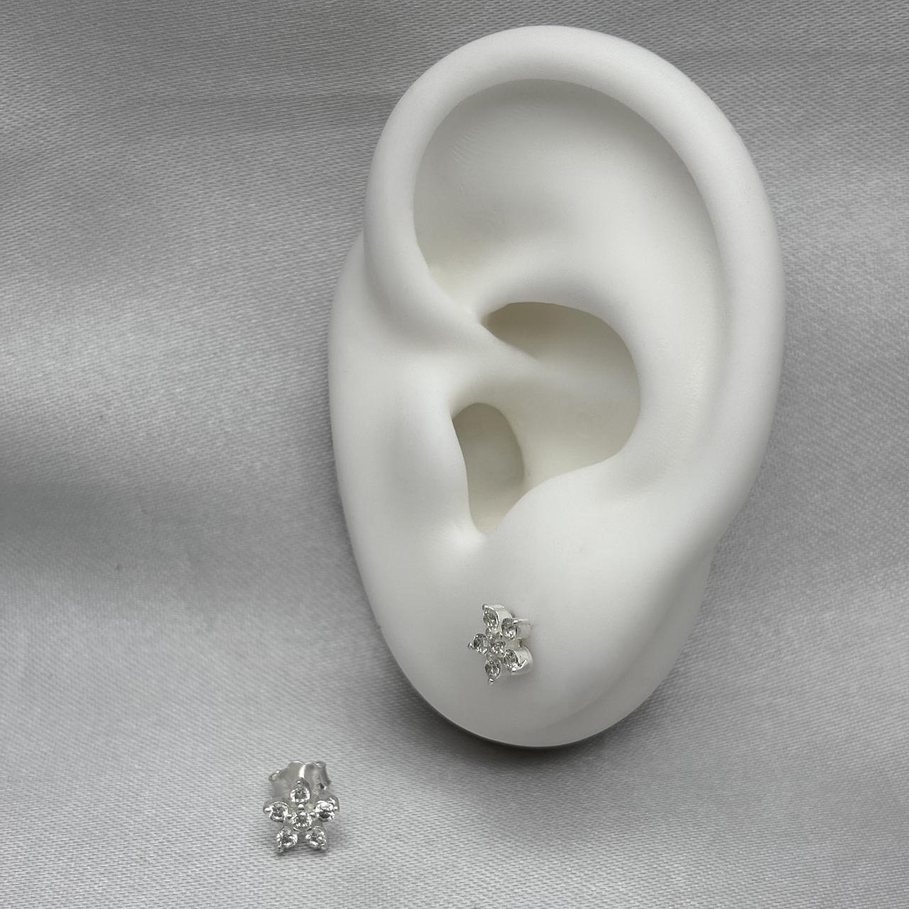 #BR347 - Broquel Flor Con Zirconia Plata - B17/1.1