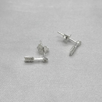 #BR334 - Broquel Flecha Con Zirconia Plata - B17/0.8