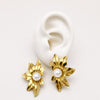 ARL196 - Arete De Flor Con Perla De Oro Laminado 18k - LB025/