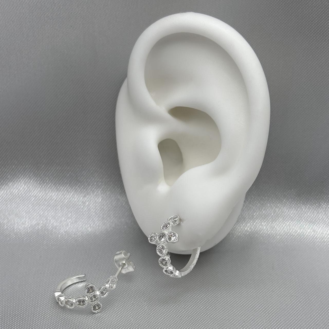 #H179 - Huggie Circular De Cruz Con Piedra Zirconia De Plata - ZC2.7