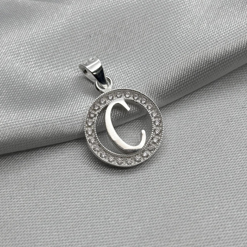 #D495 - Dije Circular De Letra Con Zirconia Plata - A09/2.2