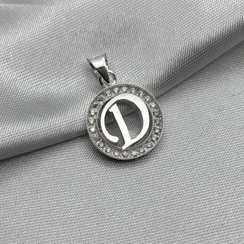 #D495 - Dije Circular De Letra Con Zirconia Plata - A09/2.2