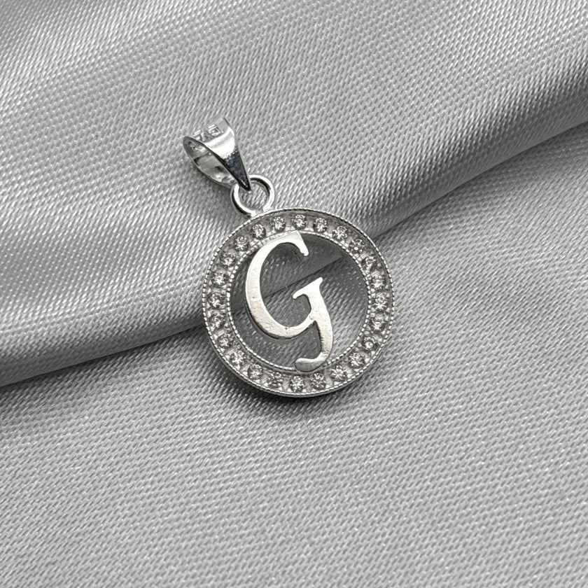 #D495 - Dije Circular De Letra Con Zirconia Plata - A09/2.2