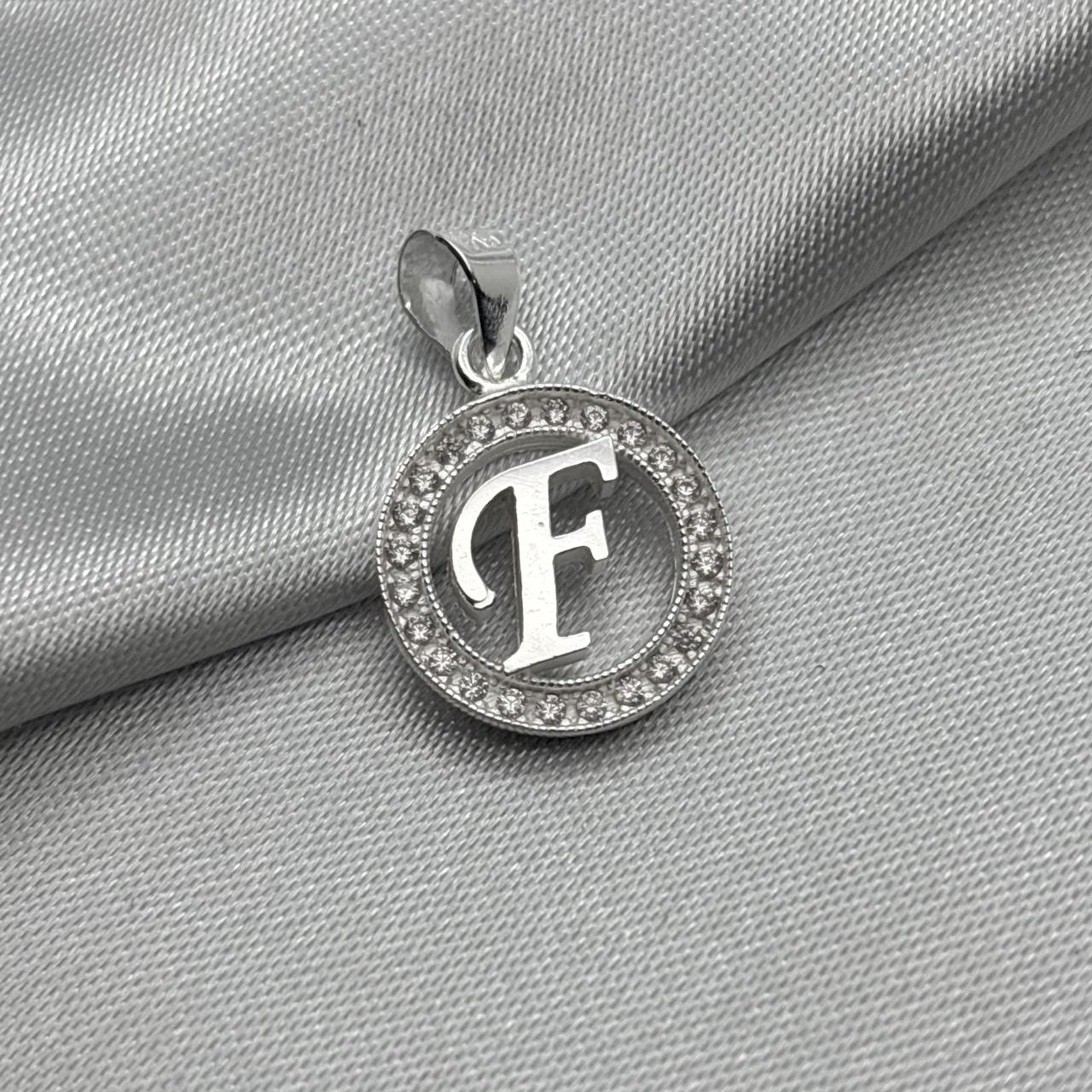 #D495 - Dije Circular De Letra Con Zirconia Plata - A09/2.2