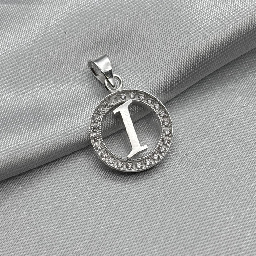 #D495 - Dije Circular De Letra Con Zirconia Plata - A09/2.2