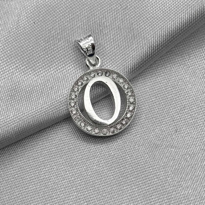 #D495 - Dije Circular De Letra Con Zirconia Plata - A09/2.2
