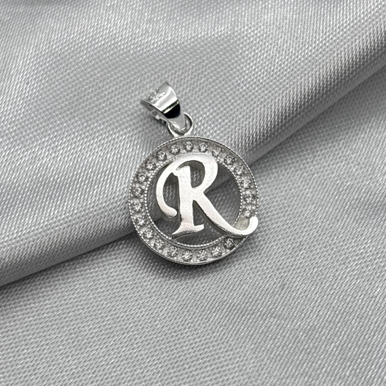 #D495 - Dije Circular De Letra Con Zirconia Plata - A09/2.2