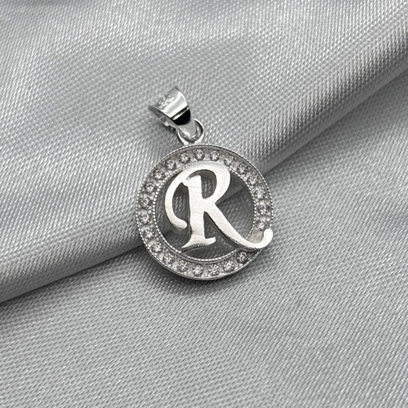 #D495 - Dije Circular De Letra Con Zirconia Plata - A09/2.2