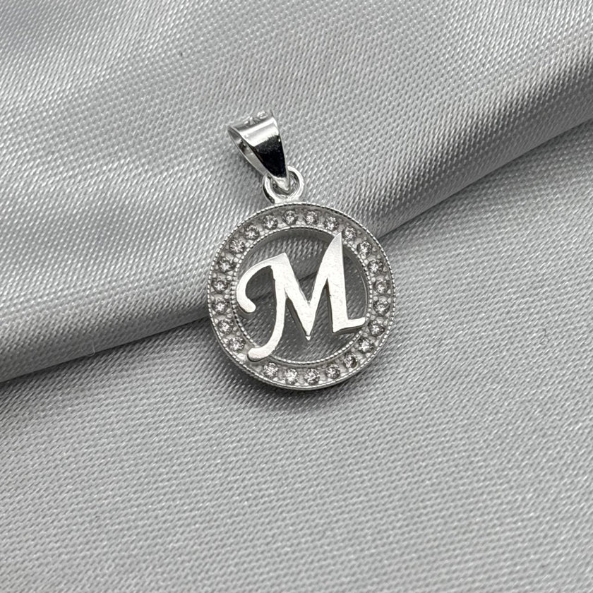 #D495 - Dije Circular De Letra Con Zirconia Plata - A09/2.2