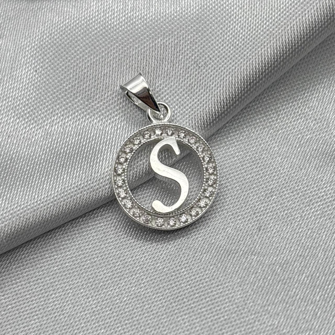 #D495 - Dije Circular De Letra Con Zirconia Plata - A09/2.2
