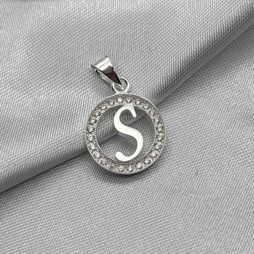 #D495 - Dije Circular De Letra Con Zirconia Plata - A09/2.2