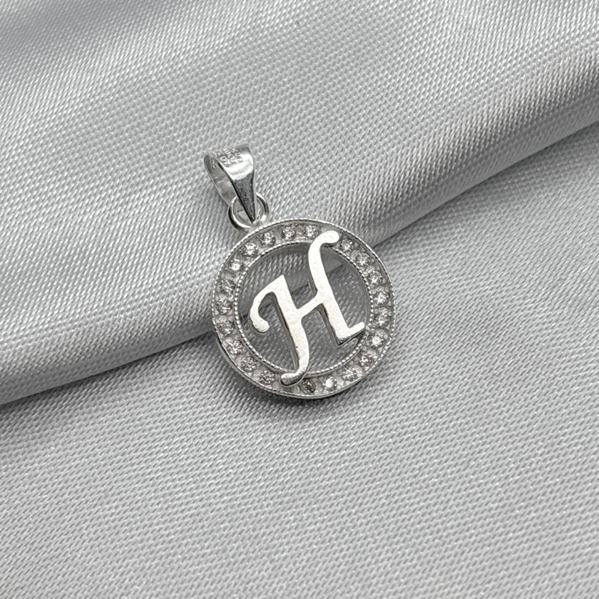 #D495 - Dije Circular De Letra Con Zirconia Plata - A09/2.2