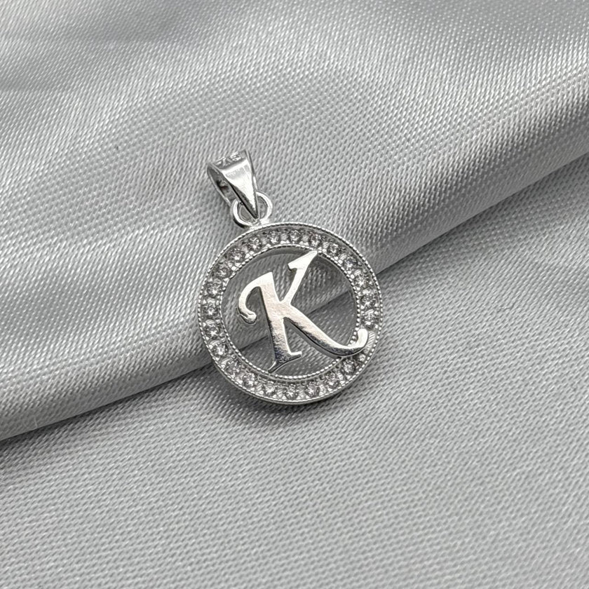 #D495 - Dije Circular De Letra Con Zirconia Plata - A09/2.2