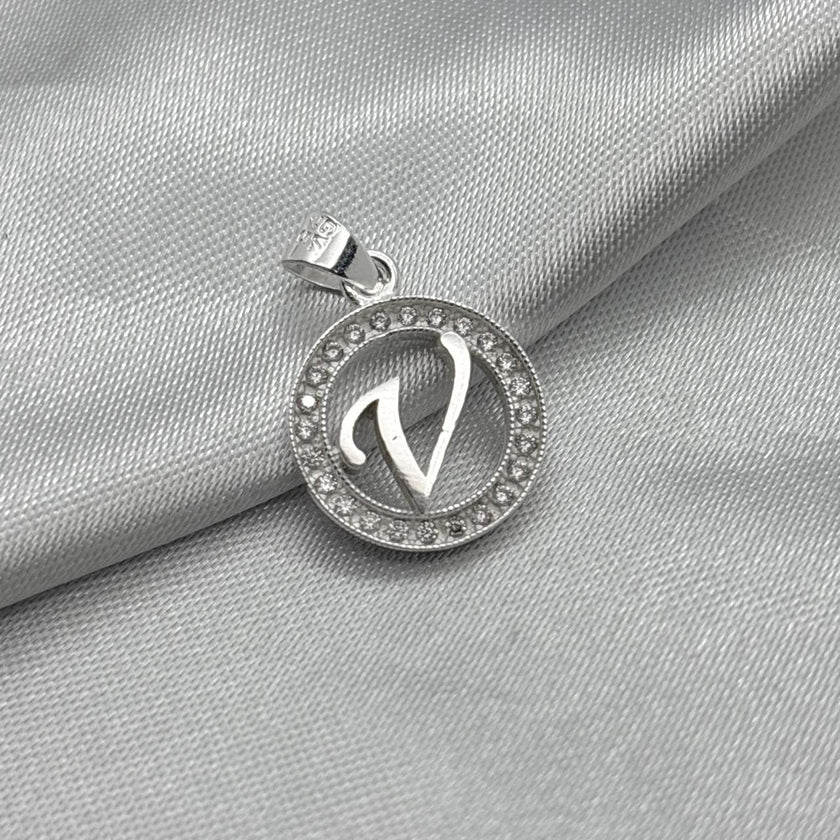 #D495 - Dije Circular De Letra Con Zirconia Plata - A09/2.2
