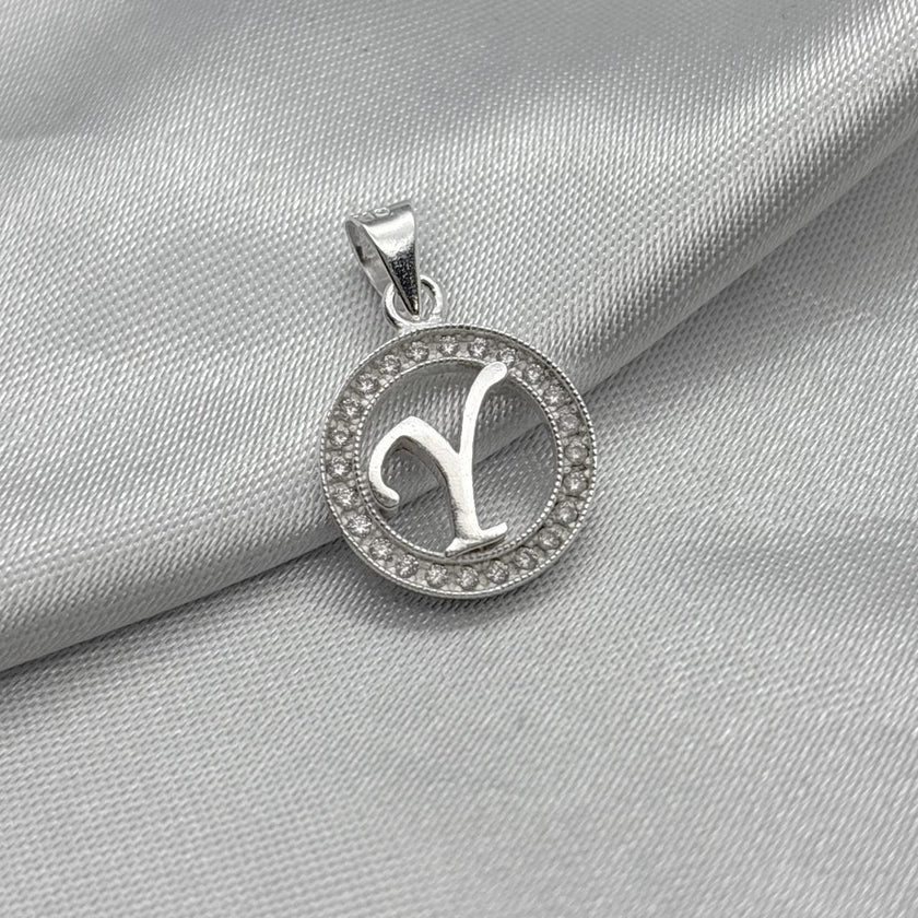 #D495 - Dije Circular De Letra Con Zirconia Plata - A09/2.2