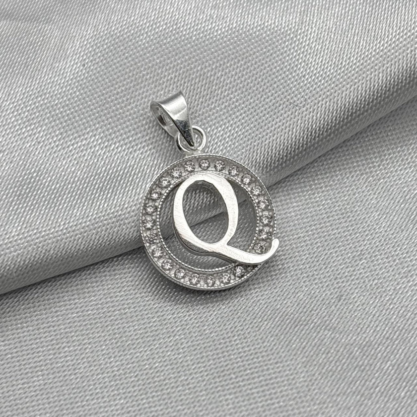 #D495 - Dije Circular De Letra Con Zirconia Plata - A09/2.2