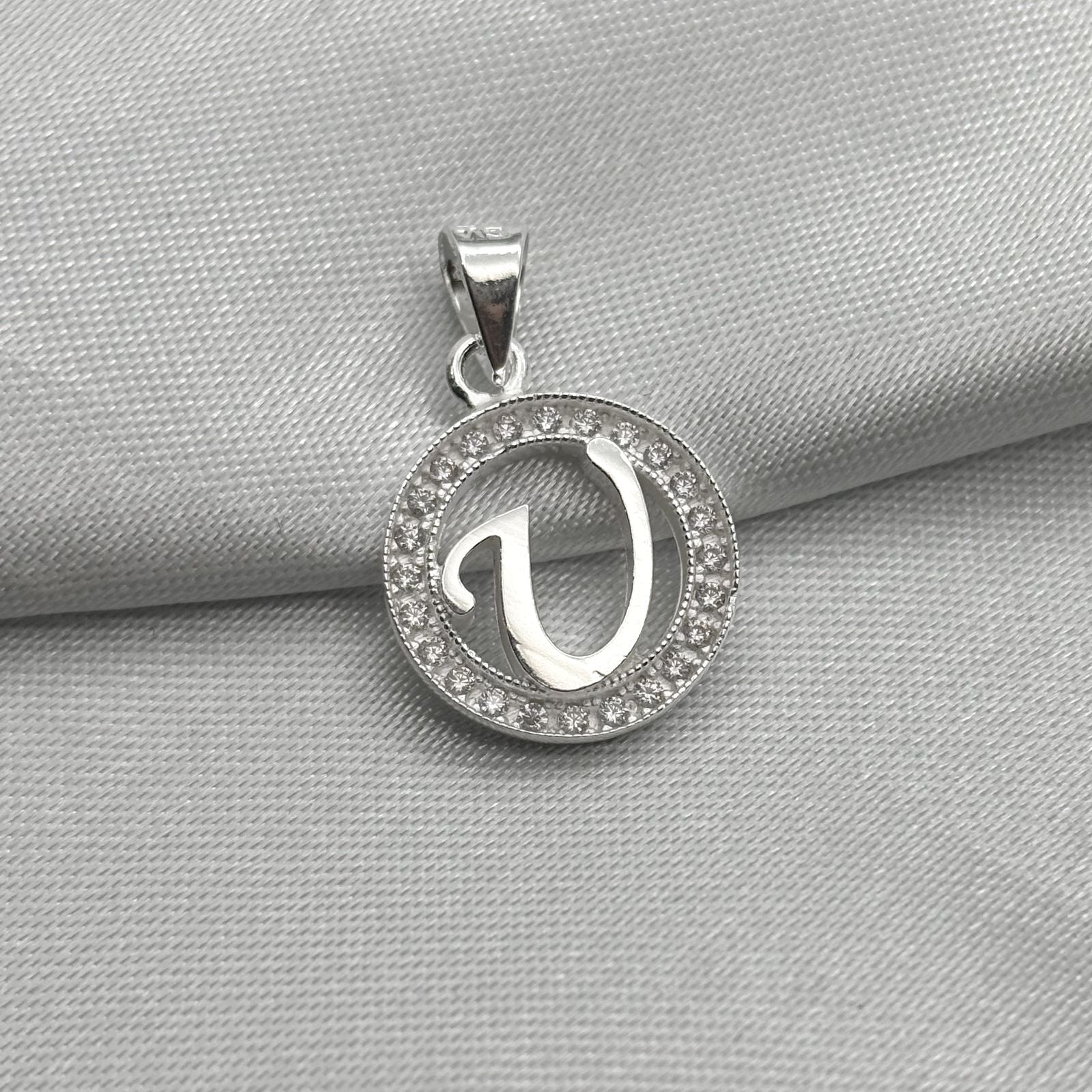 #D495 - Dije Circular De Letra Con Zirconia Plata - A09/2.2