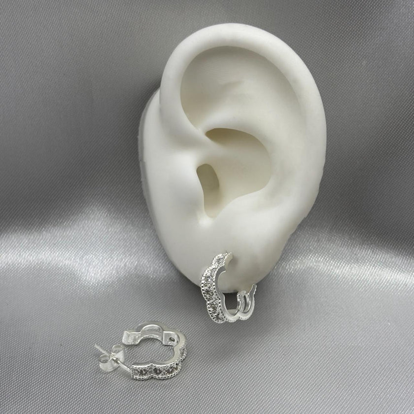 #H180 - Huggie De Flor Con Piedra Zirconia Plata - ZC4.0