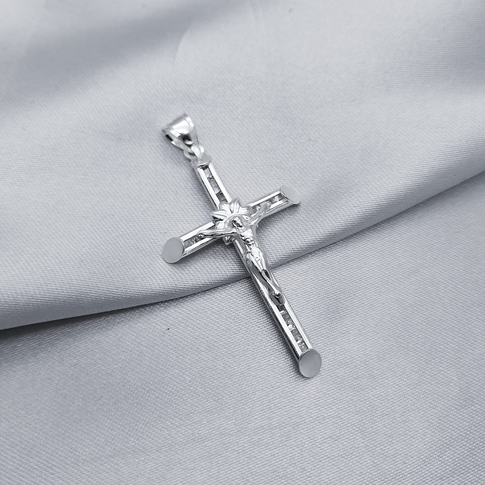 #D704 - Dije Crucifijo Con Zirconia Plata - A08/4.1