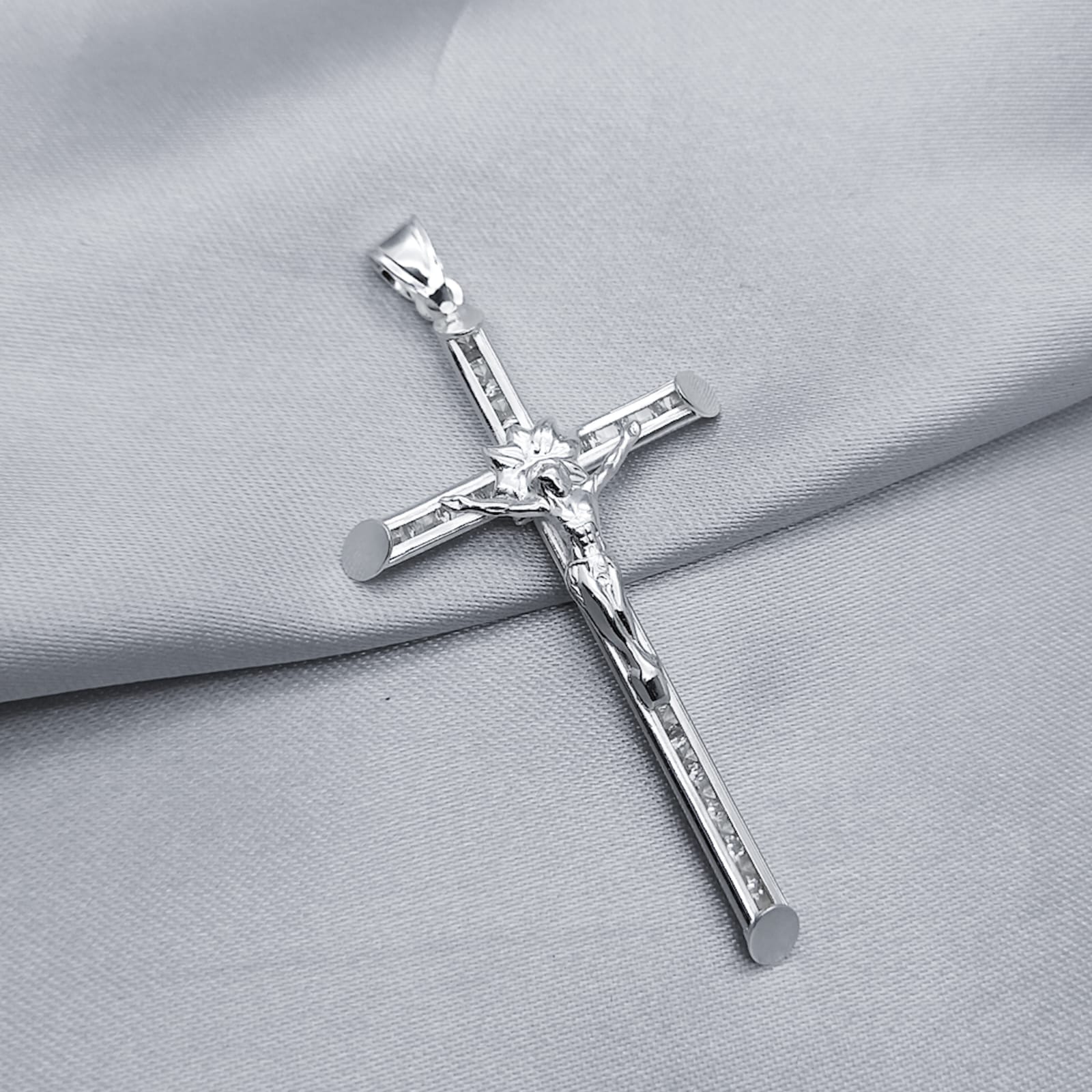 #D704 - Dije Crucifijo Con Zirconia Plata - A08/4.1