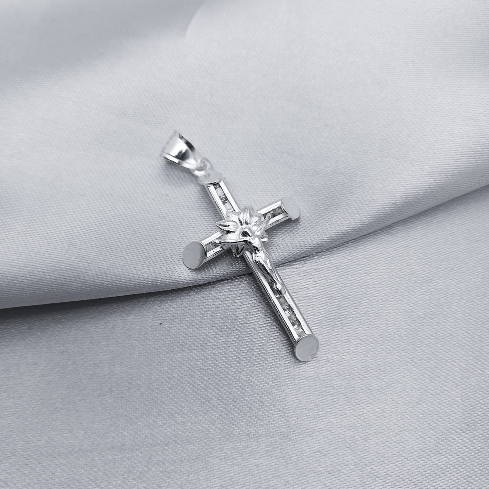 #D704 - Dije Crucifijo Con Zirconia Plata - A08/4.1