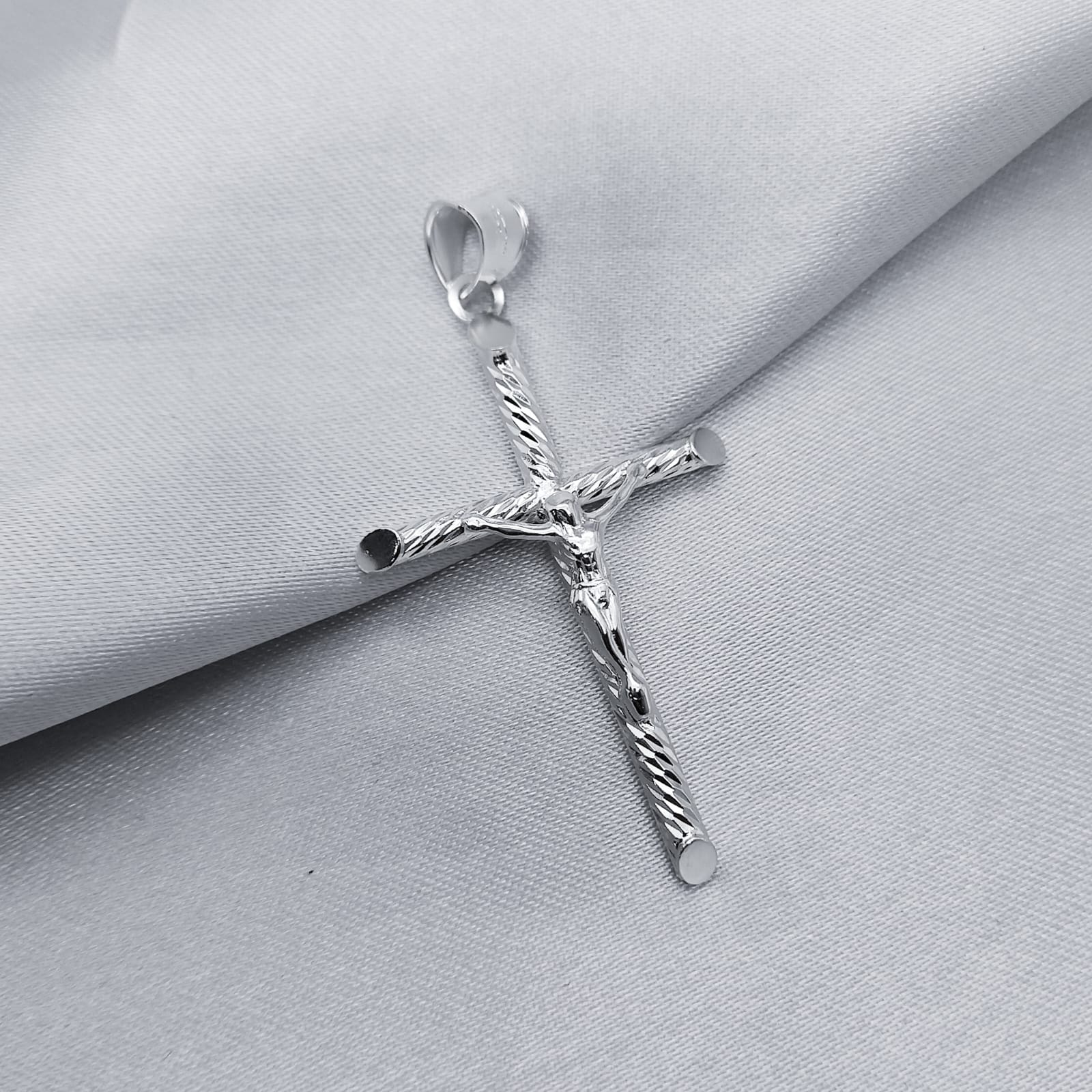 #D710 - Dije Crucifijo Con Relieve Plata - A17/3.0