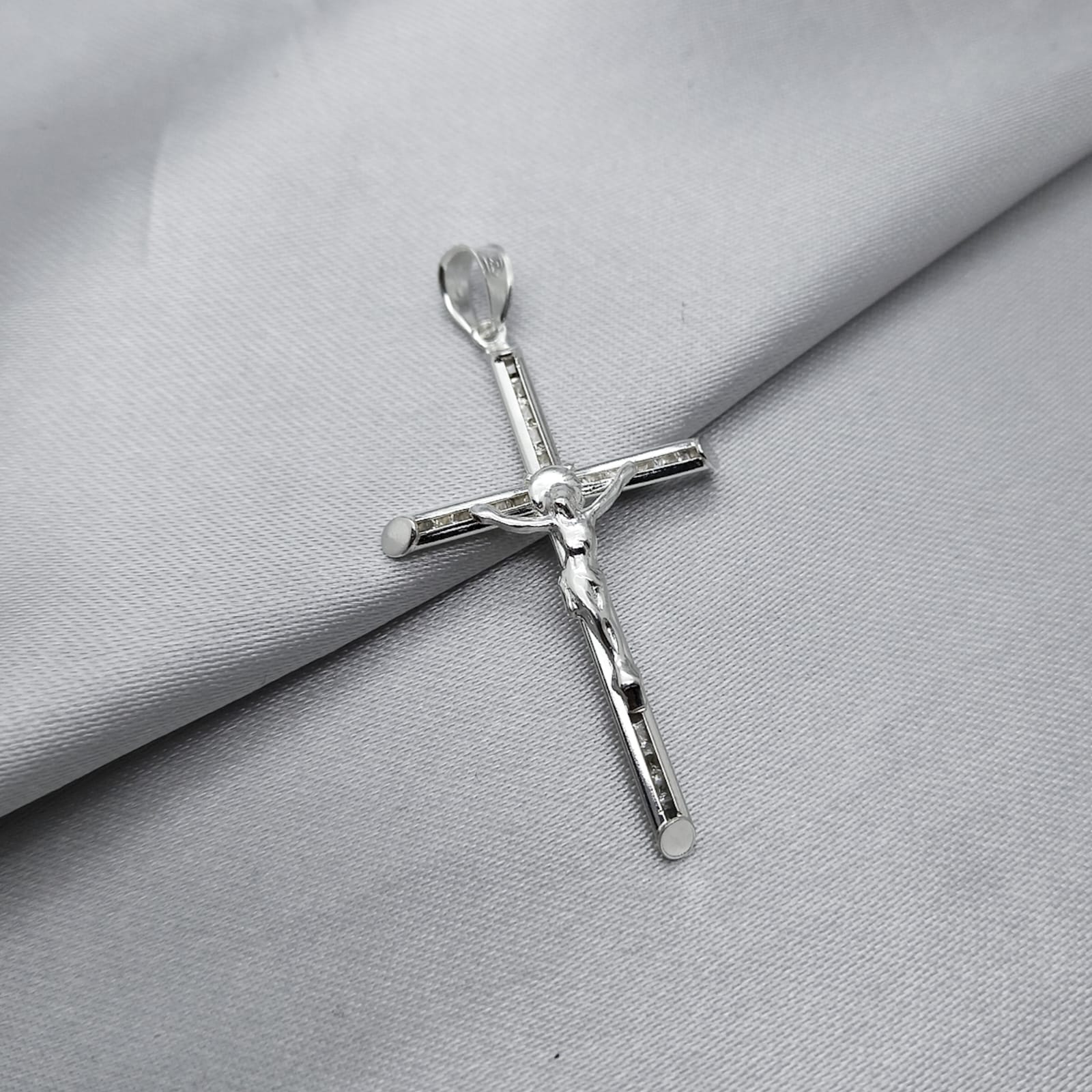 #D423 - Dije Crucifijo Piedra Zirconia Plata - A12/2.3