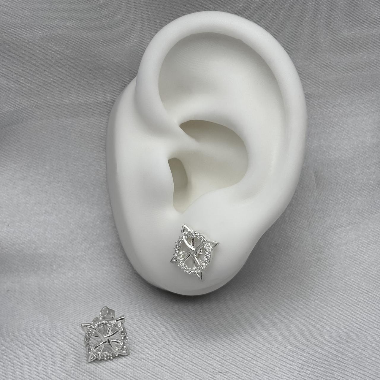 #BR336 - Broquel Nudo De Bruja Con Zirconia Plata - B17/1.8