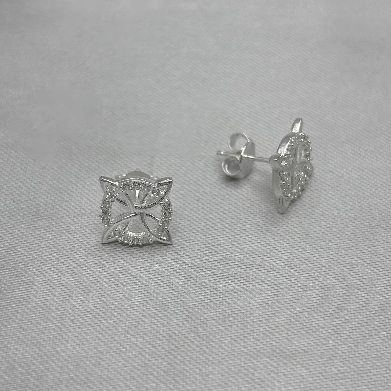#BR336 - Broquel Nudo De Bruja Con Zirconia Plata - B17/1.8